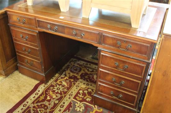 Mahogany pedestal desk(-)